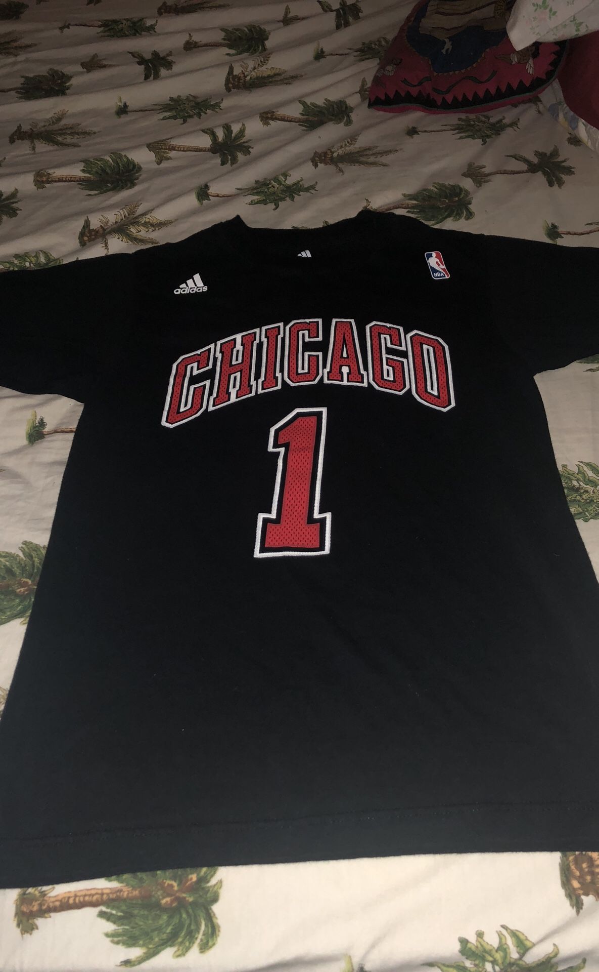 Adidas Chicago bulls rose shirt very clean size small