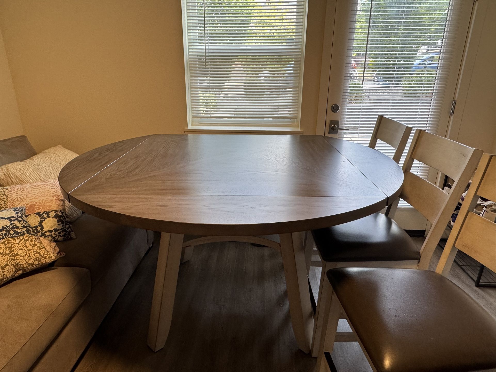 Dining table + 4 chairs