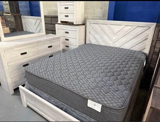 White Wash Bedroom Set with Dresser and Mirror