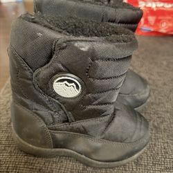 Snow boots