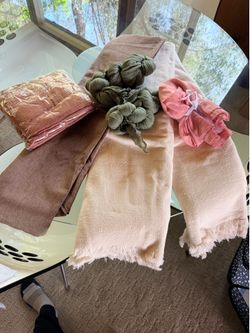 Set of tablecloths (3) and table runners (4)