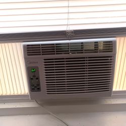 Midea 5,000 BTU Window Air Conditioner – Excellent Condition (with Remote)