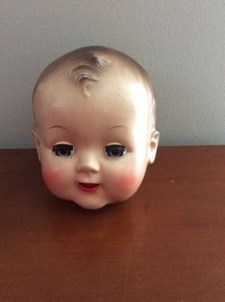 VINTAGE DOLL HEAD. EYES OPEN AND CLOSE. LASHES ARE IN EXCELLENT CONDITION!