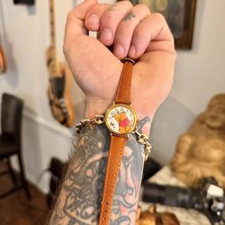 Awesome 🤩 !! Vintage / Like New Winnie the Pooh & Bees Disney Watch  !