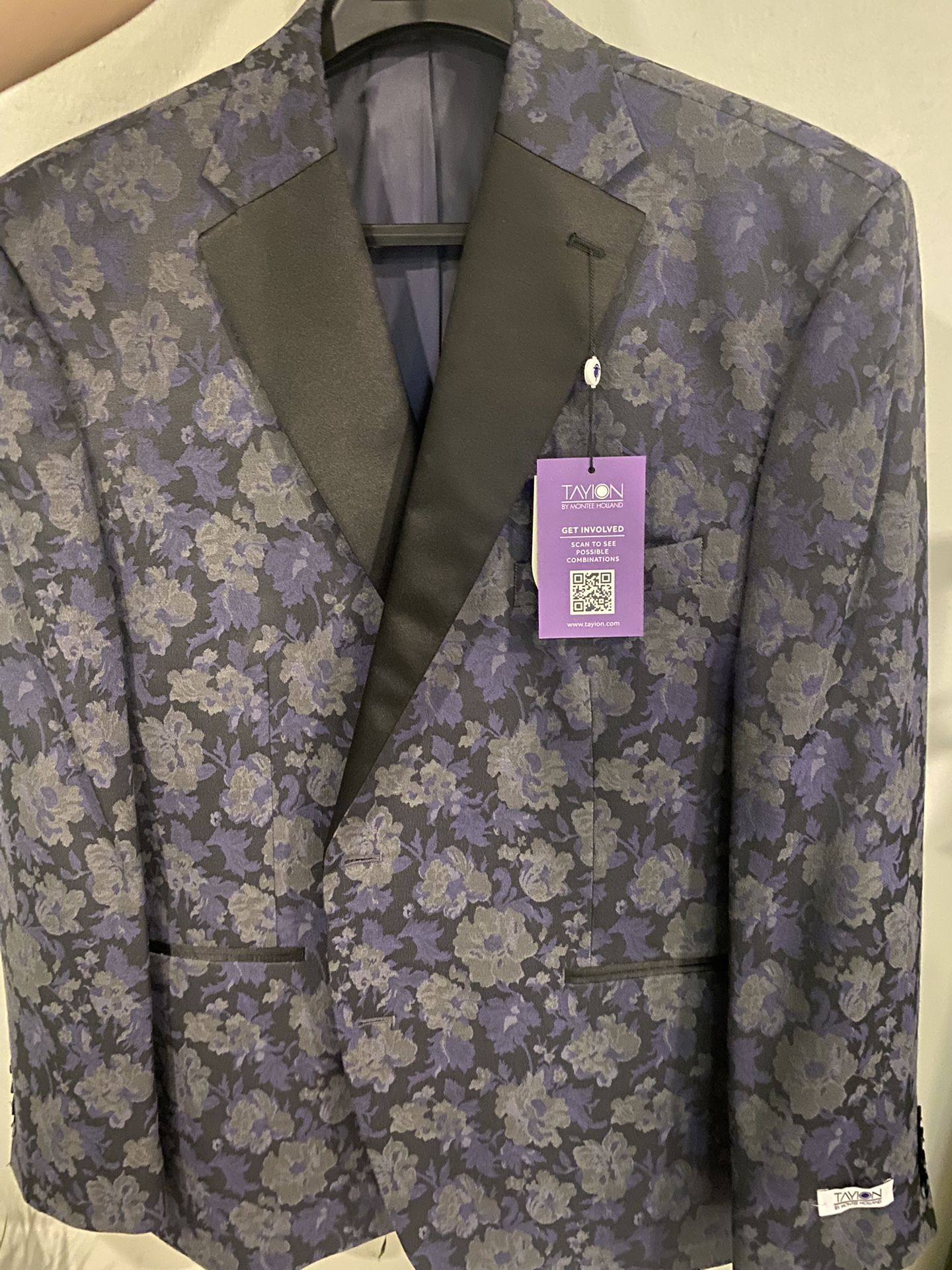 50$ Suit Size 44S Brand NEW Never Worn (worth 400$)