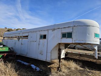 Stock trailer, with head quarters