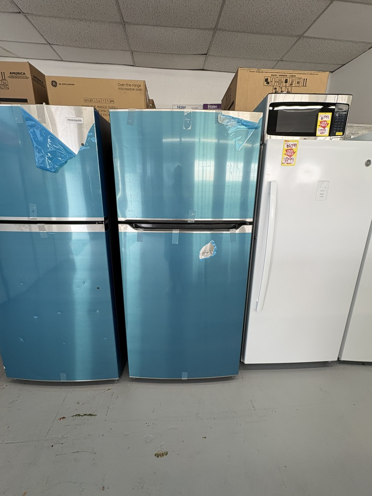 Frigidaire 30 in. 20 cu. ft. Garage Ready Top Freezer Refrigerator in Stainless Steel / Scratch And Dent