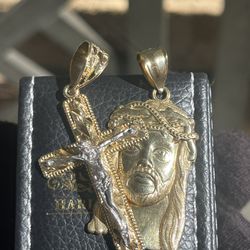 10k Gold Jesús Pendant