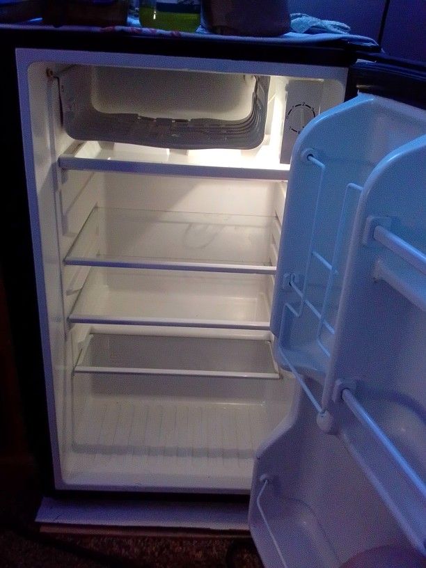 Magic Chef Mini Fridge Works Great !!