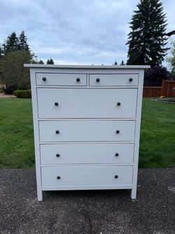 ikea glossy hemnes 6 drawer dresser (DELIVERY AVAILABLE)