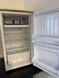 GE Compact Mini Fridge – CLEAN • ICE COLD • OFFICE USED ❄️ $44.99