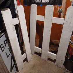 White Pickit Fence Decor