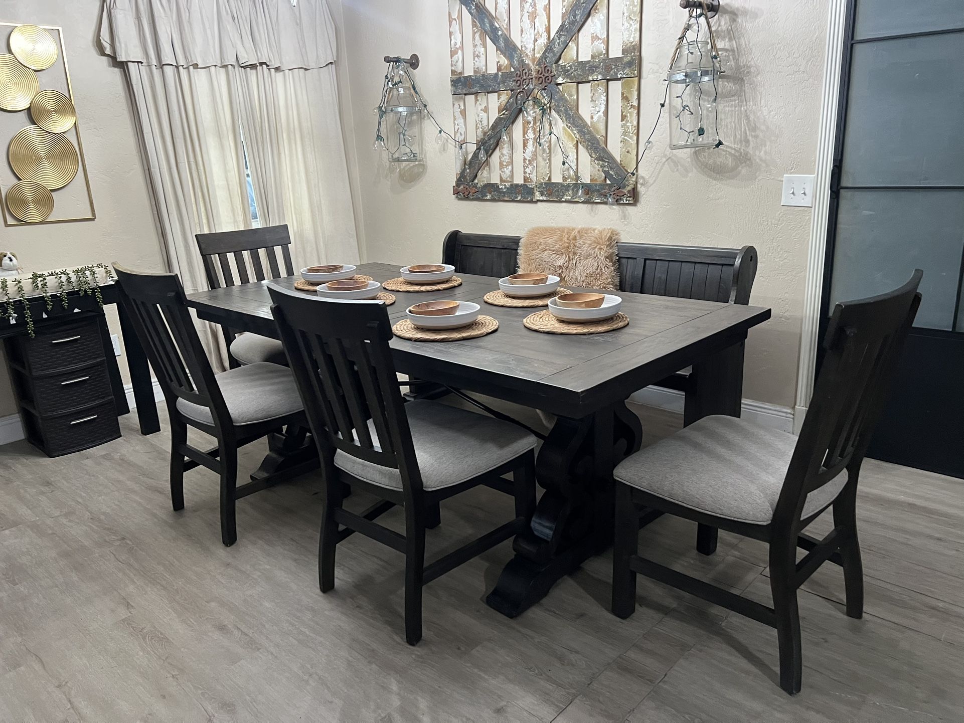 Gorgeous Dining Table With Bench And 4 Chairs $750 Firm