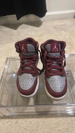 Jordans Burgundy/Gray size 4