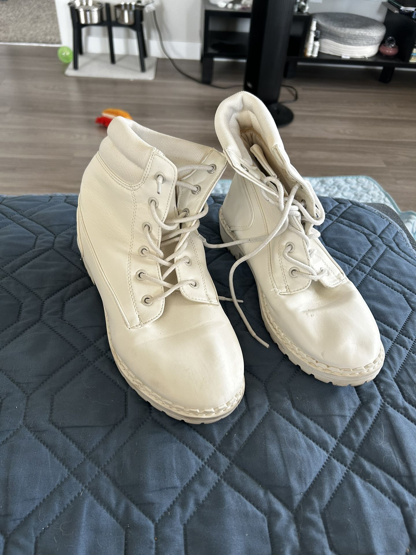 White boots (8)