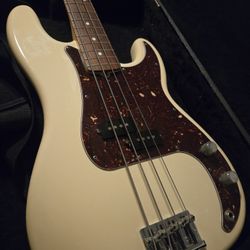 DEAL USA P bass with case American made   4 string Olympic white precision bass standard