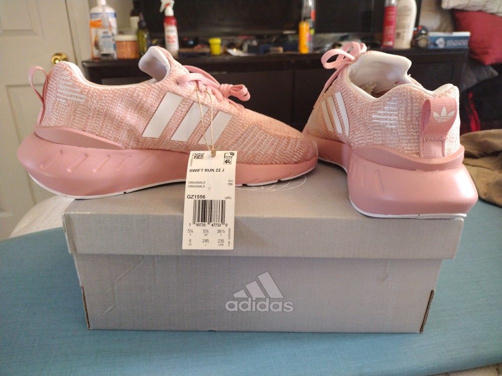Brand New Adidas Swift Run 22 J, Pink Size 6