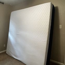 King Memory Foam Mattress & Box Spring Set- Like New!