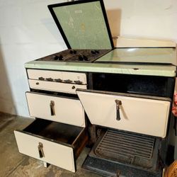 1940's Gas Stove. Make An Offer No Low Ballers Please.