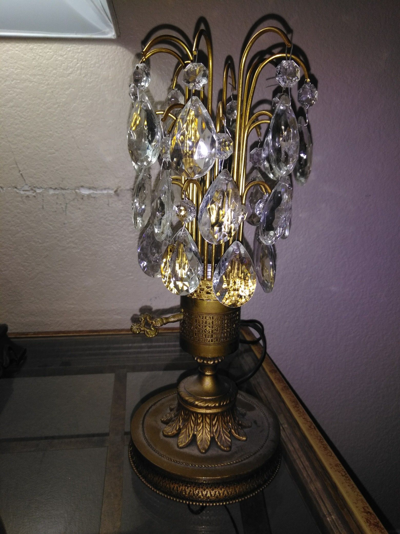 BEAUTIFUL ORNATE VINTAGE BRASS & CRYSTAL w/ PRISMS TABLE LAMP