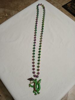 BRAND NEW ALLIGATOR NECKLACE HOLDING AN UMBRELLA