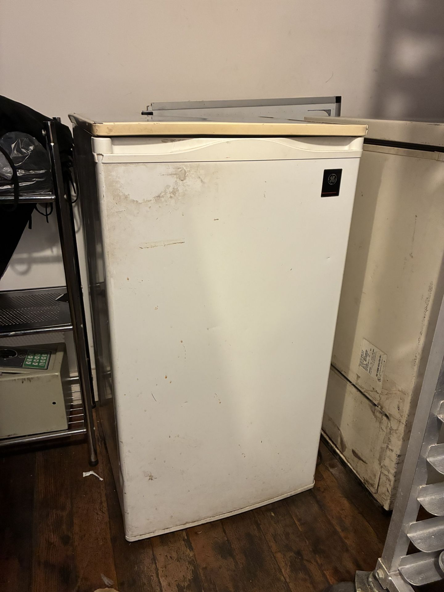 Mini fridge 