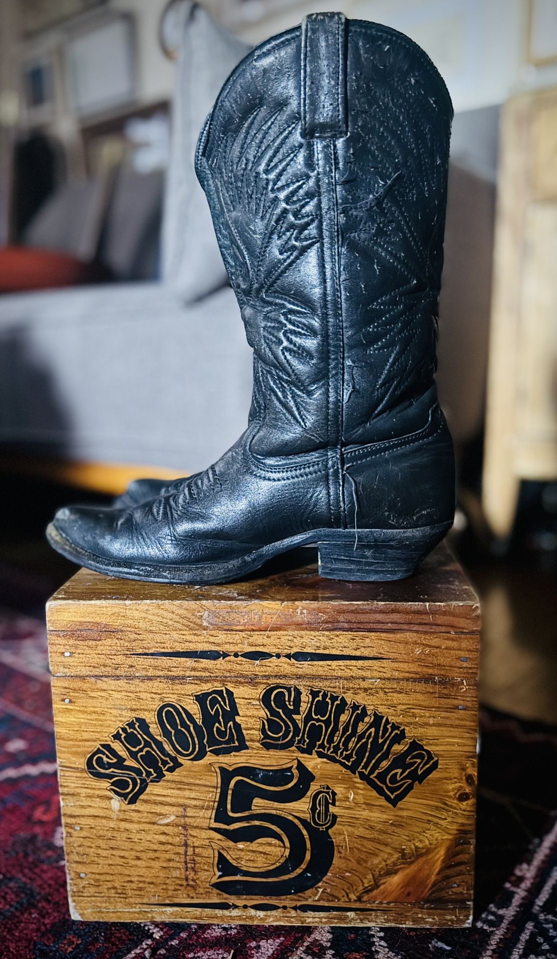 Used Olathe women cowboy boots in good condition, size 8