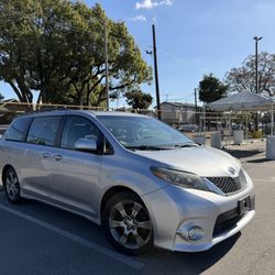 2016 Toyota Sienna Sport 