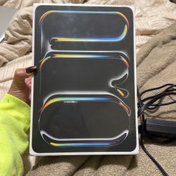 iPad Pro 11” M4 1TB Cellular Unlocked – Brand New – Space Silver 