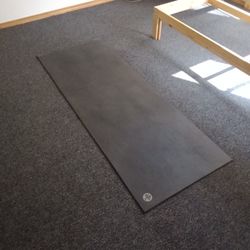 Black Manduka Yoga Mat