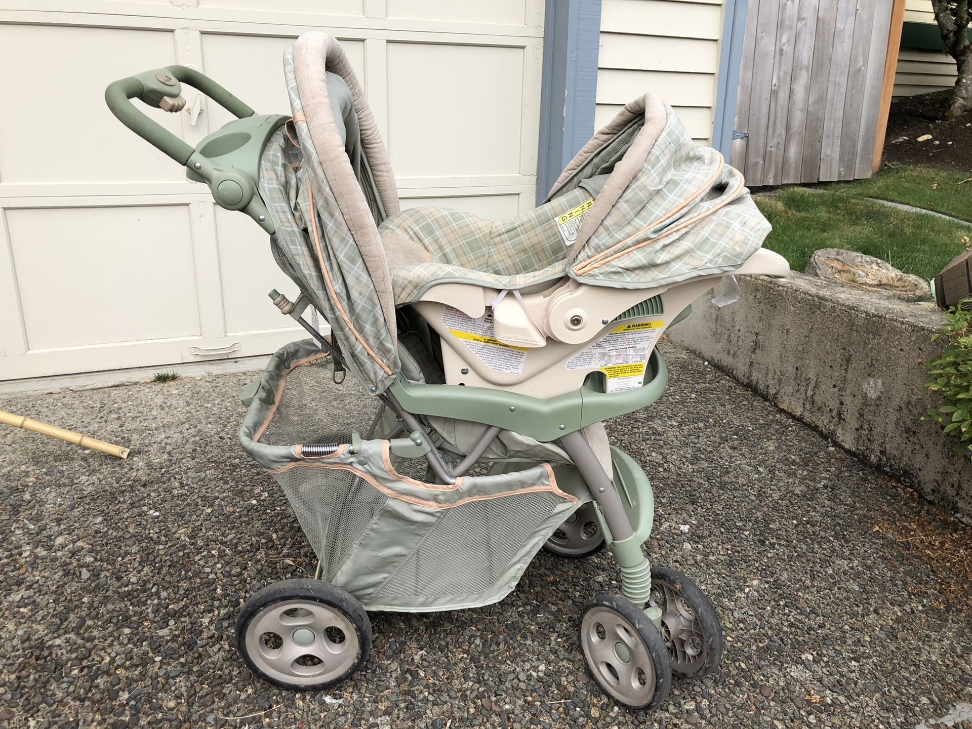 Winnie-the-Pooh stroller and infant carrier travel system by Safety 1st