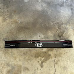 2024 2026  HYUNDAI SONATA REAR CENTER TAIL LIGHT LAMP GARNISH OEM 92409-L1550
