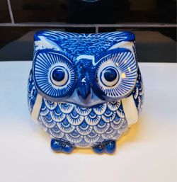 Vintage Chinoiserie Owl figurine. Handpainted blue/white
