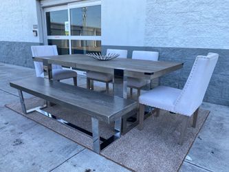 Dining room table / Comedor 4 sillas una banca