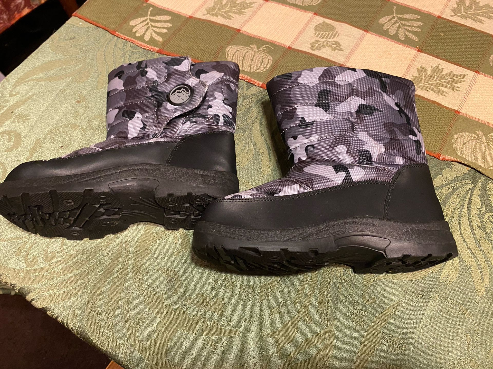 Boys Snow Boots Size 4 Gray Camo