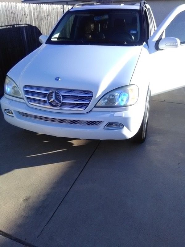 04 Mercedes Benz 500 4/4 super clean _20 inch Benz rims gud tires clean title sun roof TV for the kids in the roof