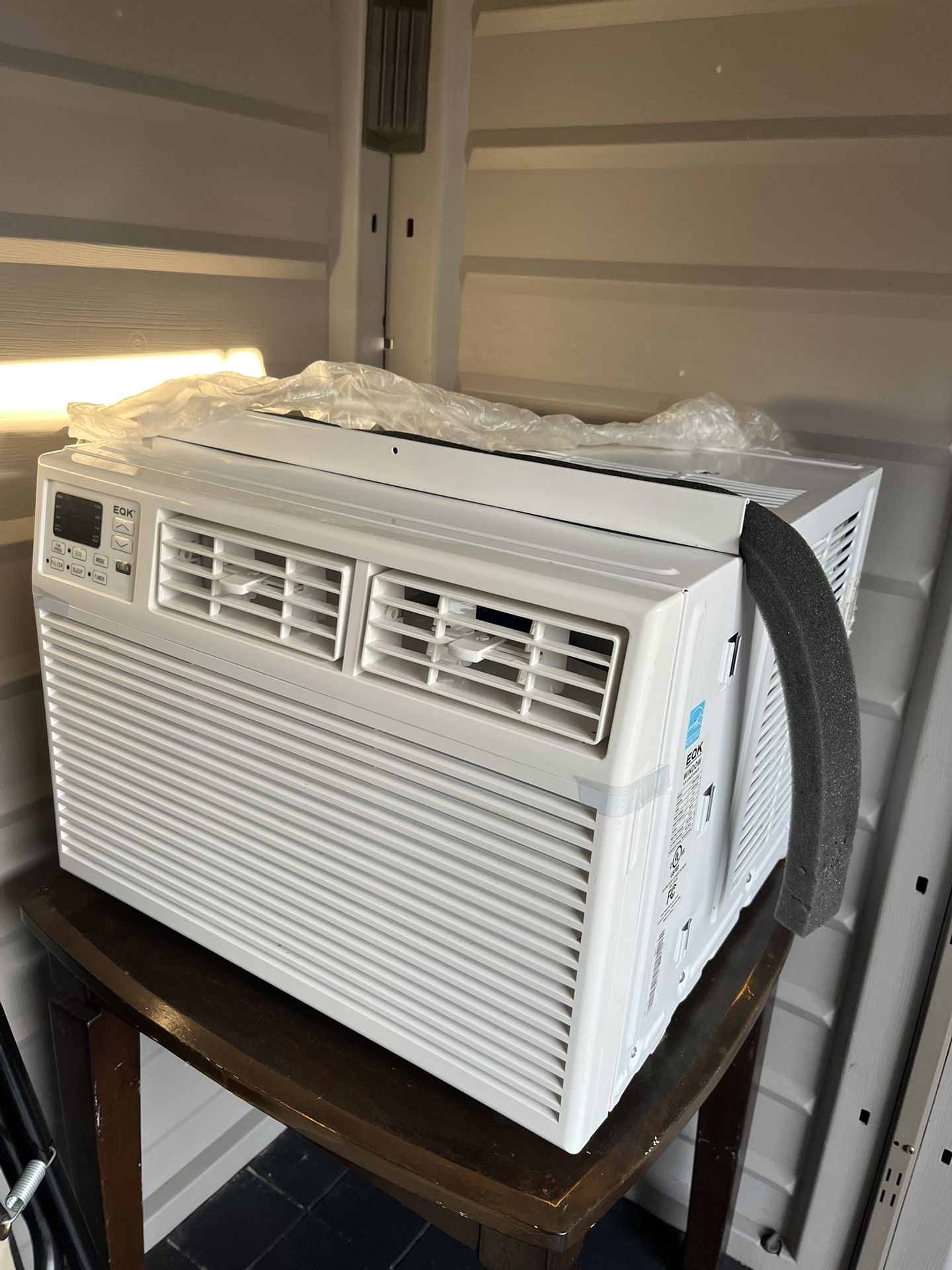 A/C de 12,000 BTU de Ventana, Solo se uso 1 Semana. Trabaja Con 110 Volt. y Tiene Control Remoto. Precio de Oportunidad.