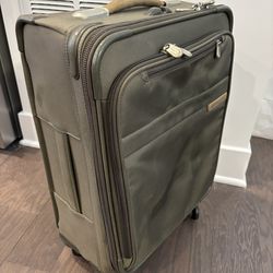 Briggs & Riley # U122SP-7 Baseline Essential 22" Carry-On Spinner Luggage Green