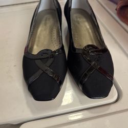 Gently Worn Comfortable Ladies suede And Parent Leather Trim  Low Heel Shows Size 10.5 Wide Black 