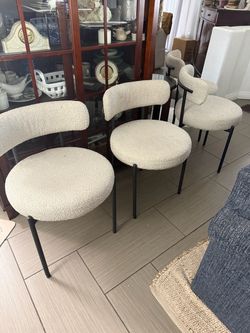 Used good condition Boucle Dining Chairs Set of 4, Upholstered Dining Room Chairs with Black Metal Legs, Round Modern Dining Chair for Dining Room, Ki