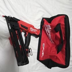Milwaukee Electric - M18 Fuel. 15 Gauge Finish Nailer