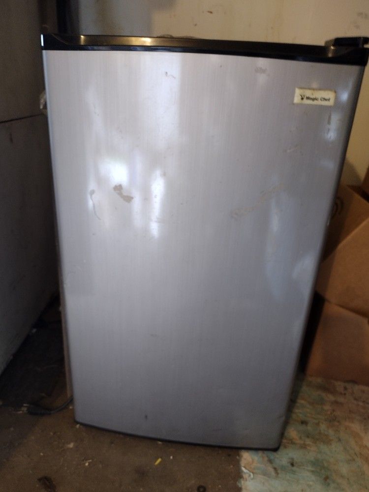 Mini Fridge Magic Chef