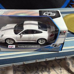 Porsche 911 GT3 RS 4.0 - White 1/18 Scale Maisto Special Edition. New In The Box
