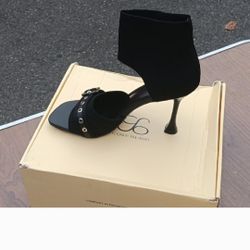 Black Women Heels With Buckle Details 