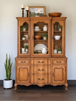 Vintage Authentic Thomasville French Provincial China Cabinet / Hutch / Dresser – Solid Wood