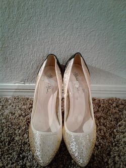 GOLD AND BLACK 3 INCH SILLETOES