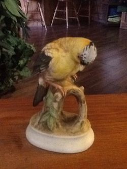 Vintage collectors Lefton China figurines. Gold Finch KW 395 and chickadee on a tree stomps