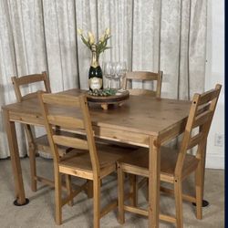 Compact Kitchen Table & 4 Chairs. EXCELLENT CONDITION!