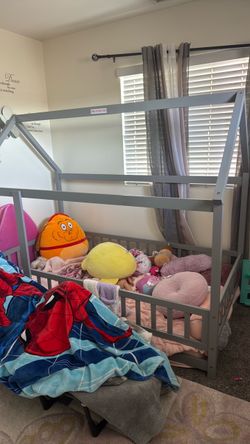 Twin farm house floor bed great condition