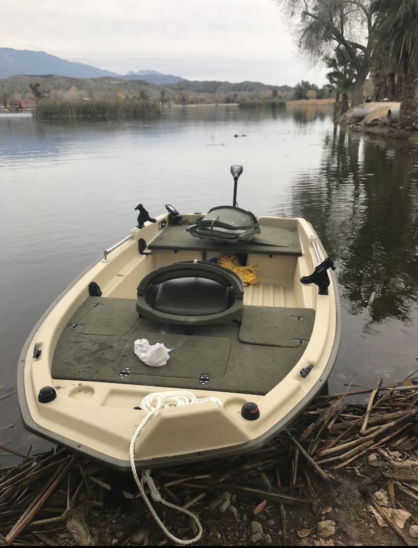 Sun Dolphin Pro 120 Fishing Boat